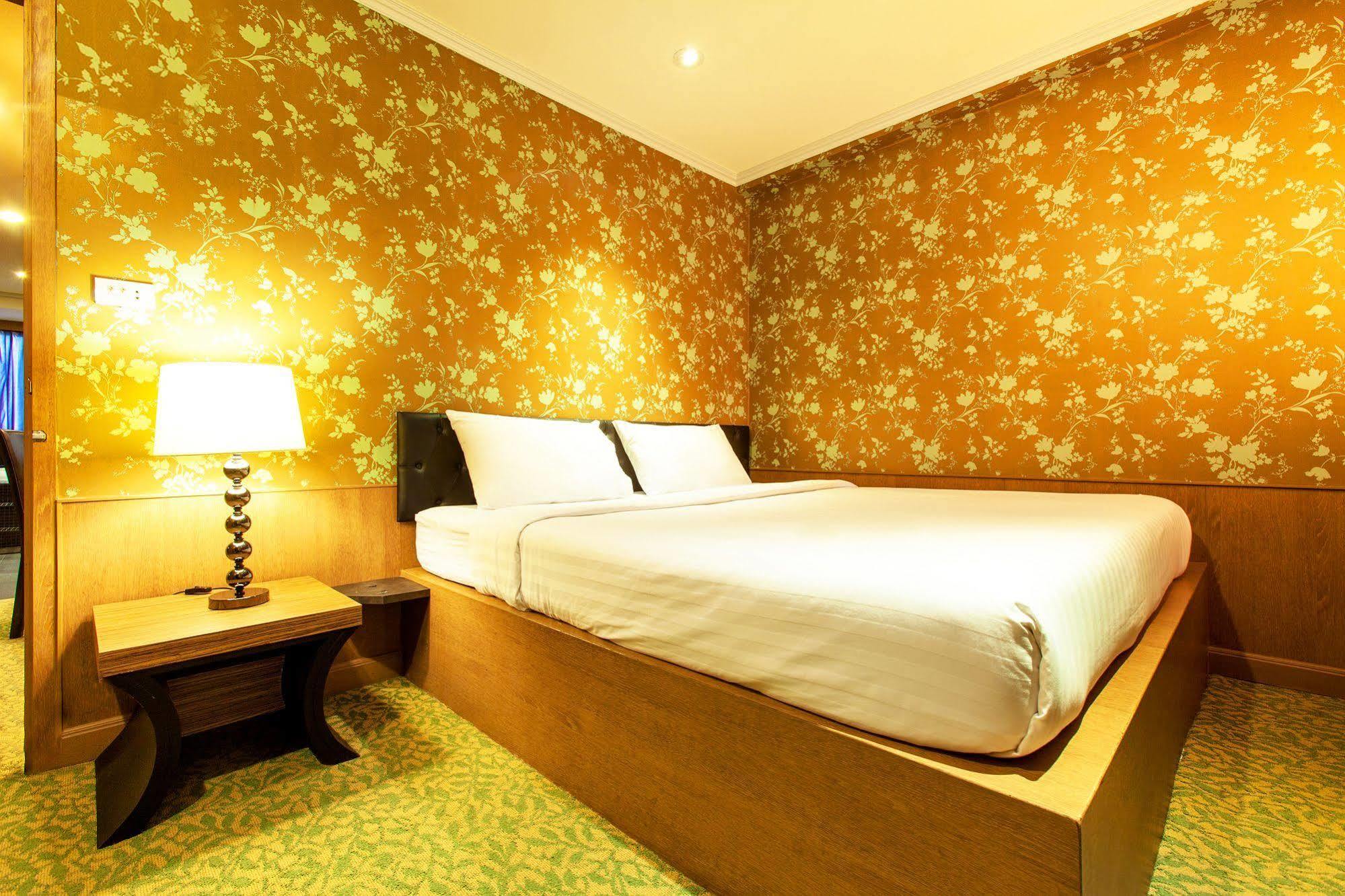 Q Hotel Bangkok Dış mekan fotoğraf