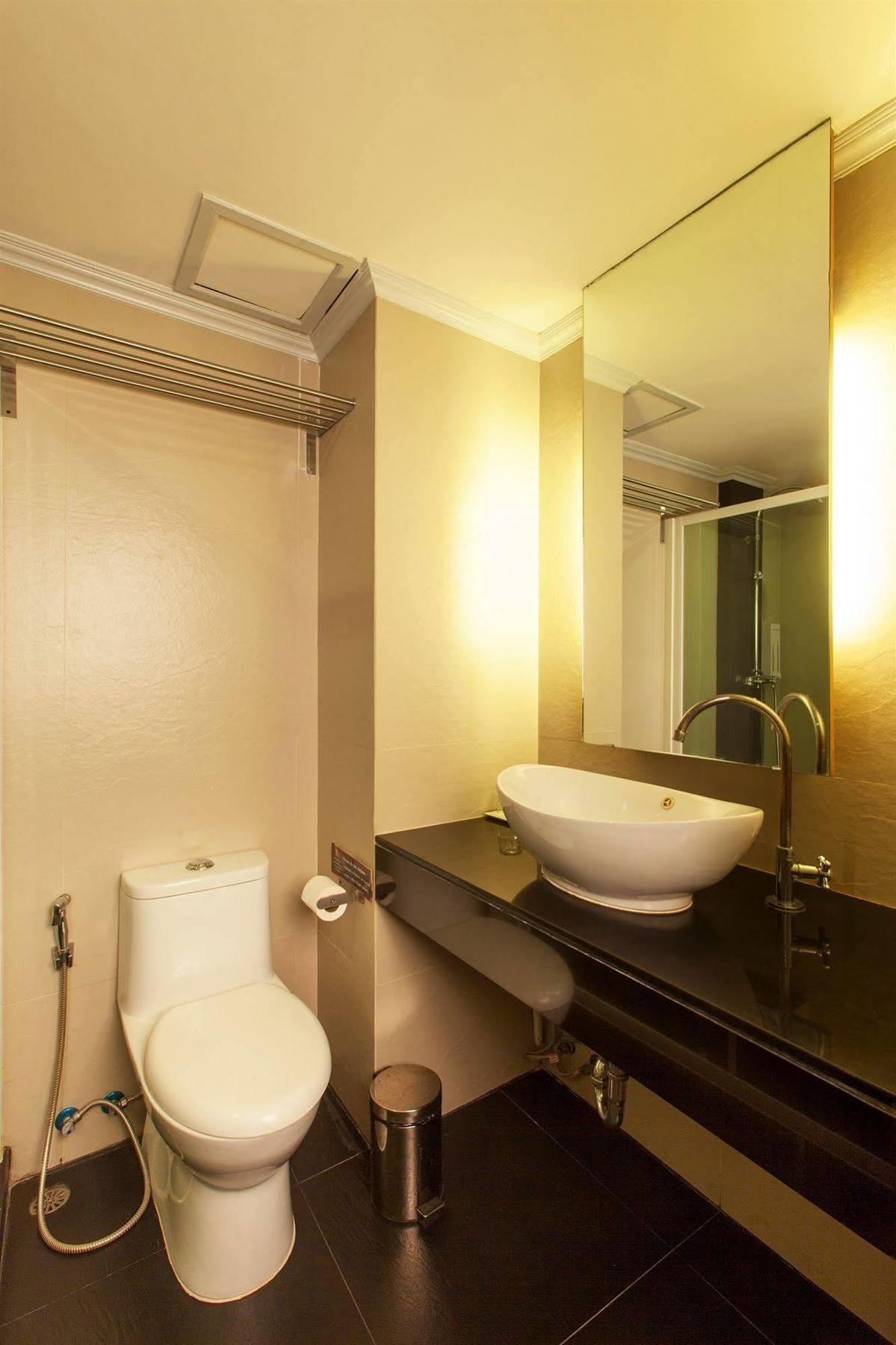 Q Hotel Bangkok Dış mekan fotoğraf